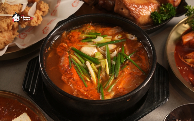 Đồ ăn hàn quốc cay tại Guunguun Chicken 3