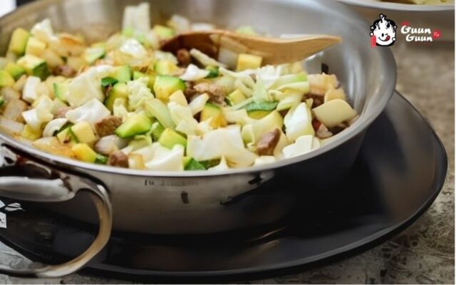 hoàn thành món ăn mì tương đen