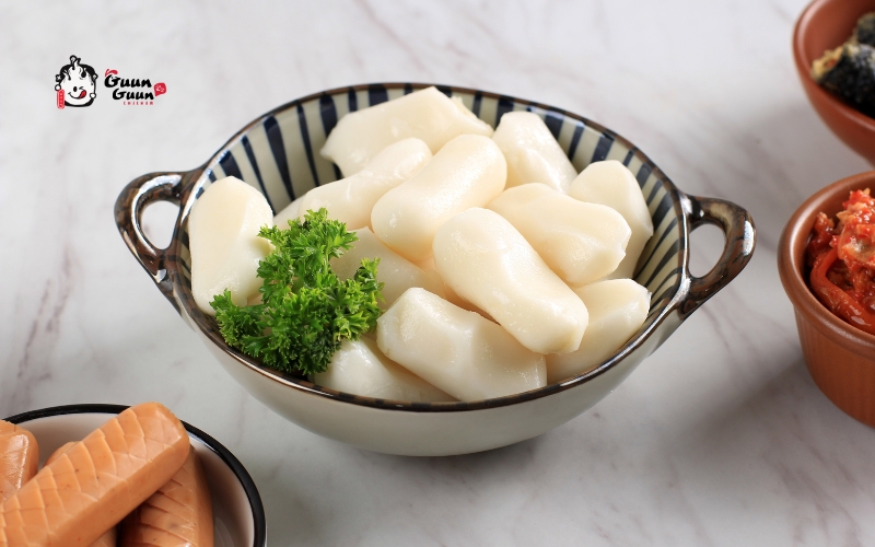 Cách làm tokbokki lắc phô mai siêu dễ, ai cũng làm được 2