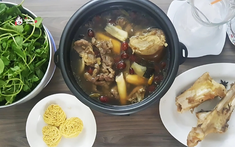 Bí quyết nấu lẩu gân bò thuốc bắc thơm ngon 1